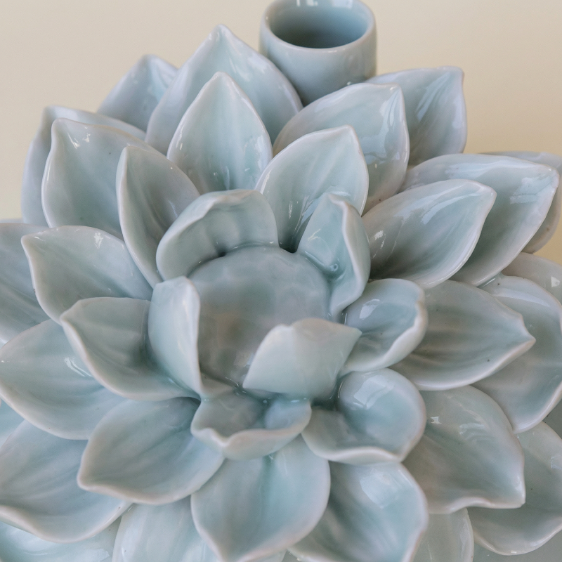 Vase porcelaine sculpture floral vert détail fleur