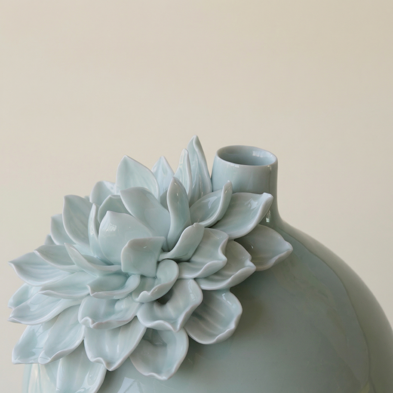 Vase porcelaine sculpture floral vert modèle L détail matière