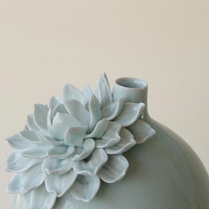 Vase porcelaine sculpture floral vert modèle L détail matière