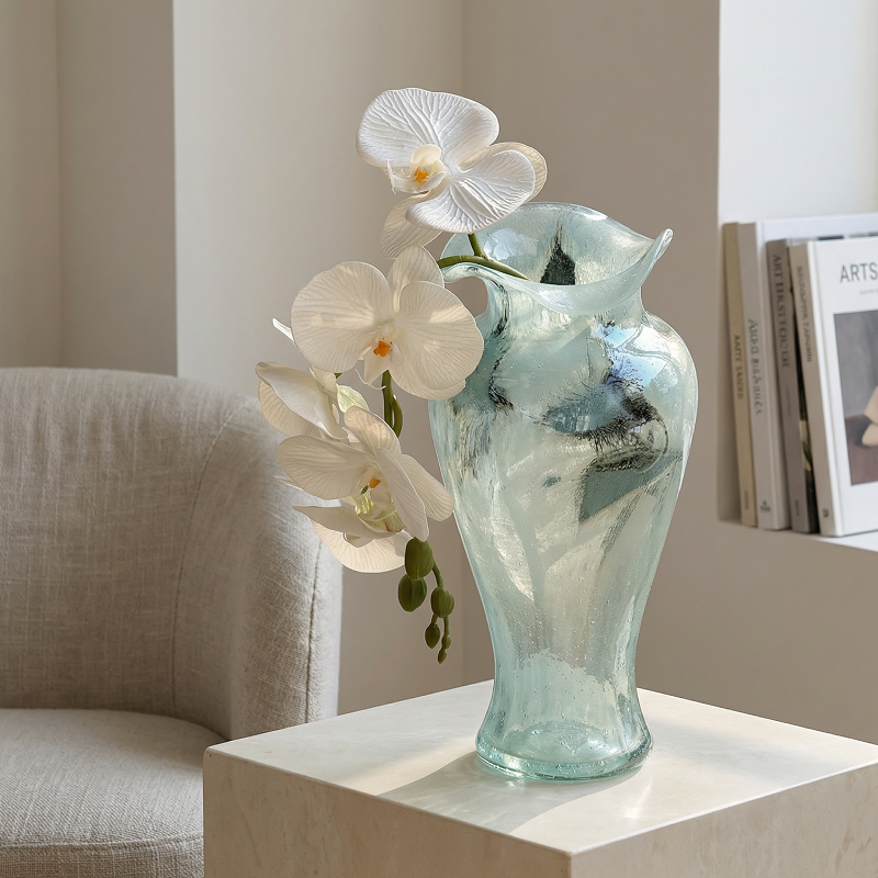 Vase verre bleu design dentelle vintage modele A lifestyle