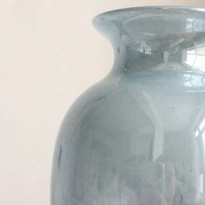 Vase verre design élégant bleu poudré finition glaçure détail