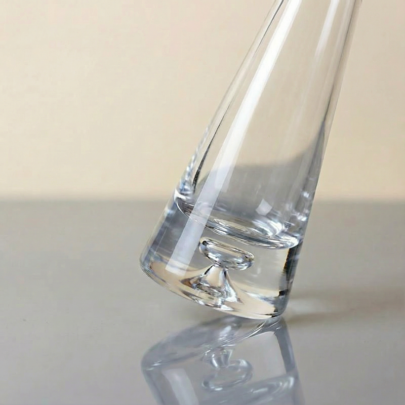 Vase verre élancé design minimaliste détail bas