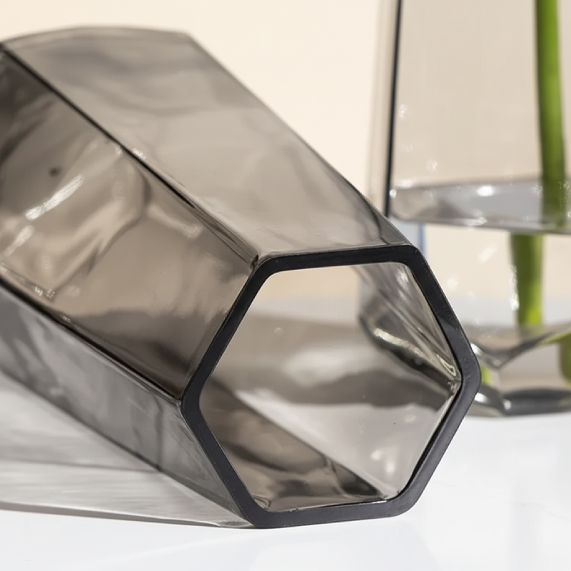 Vase verre facetté design minimaliste gris détail dessus
