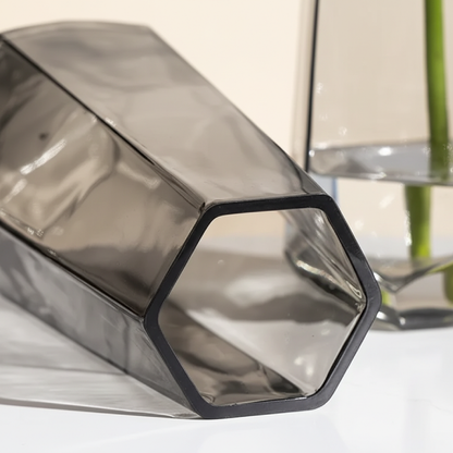 Vase verre facetté design minimaliste gris détail dessus