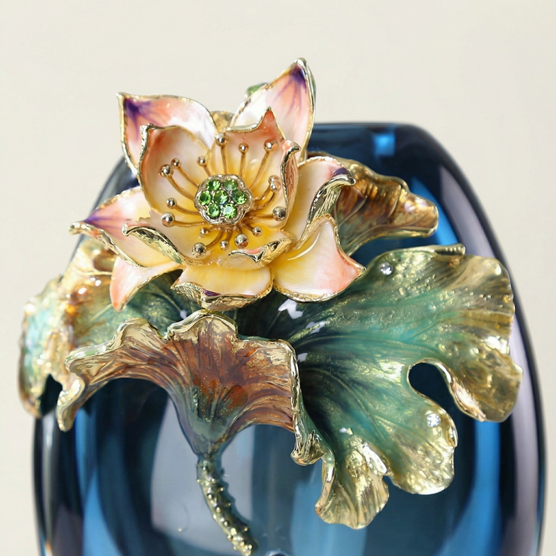 Vase verre motif poisson et lotus détail face