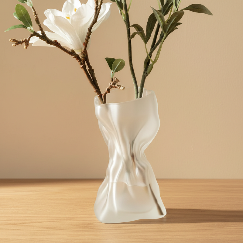 Vase verre sculptural design contemporain transparent mat lifestyle 