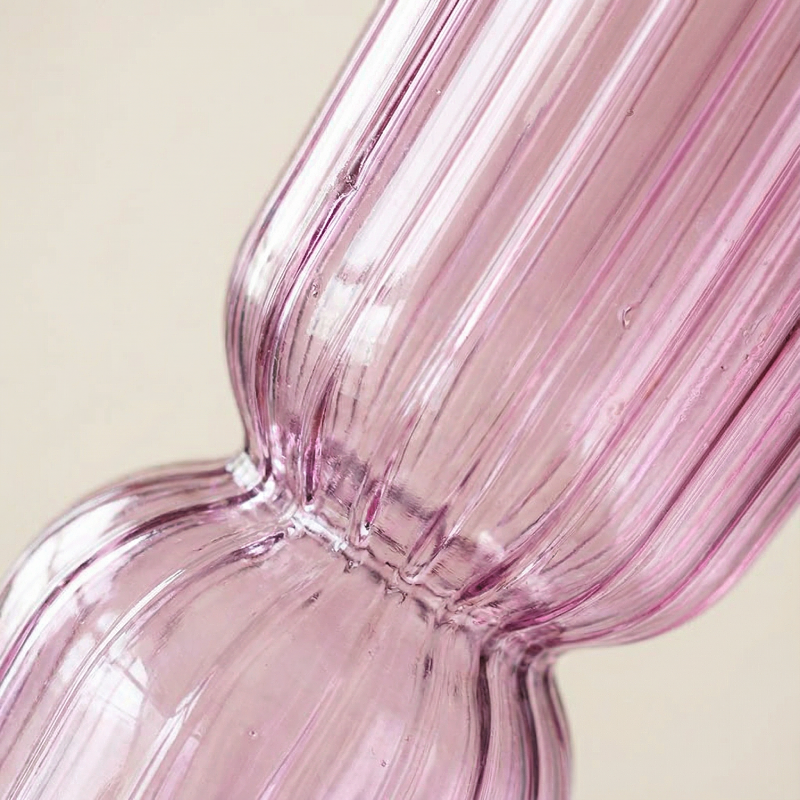 Vase verre strié design contemporain rose détail matière