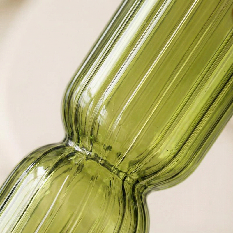 Vase verre strié design contemporain vert détail matière
