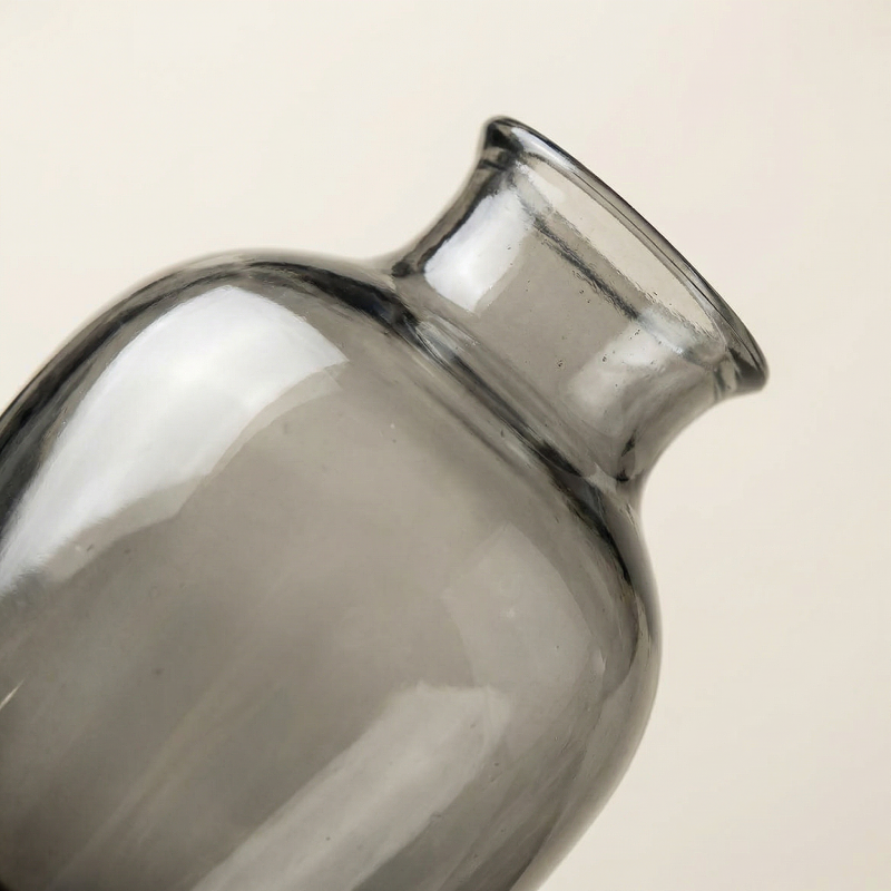 Vase verre transparent design minimaliste et naturel gris détail matière