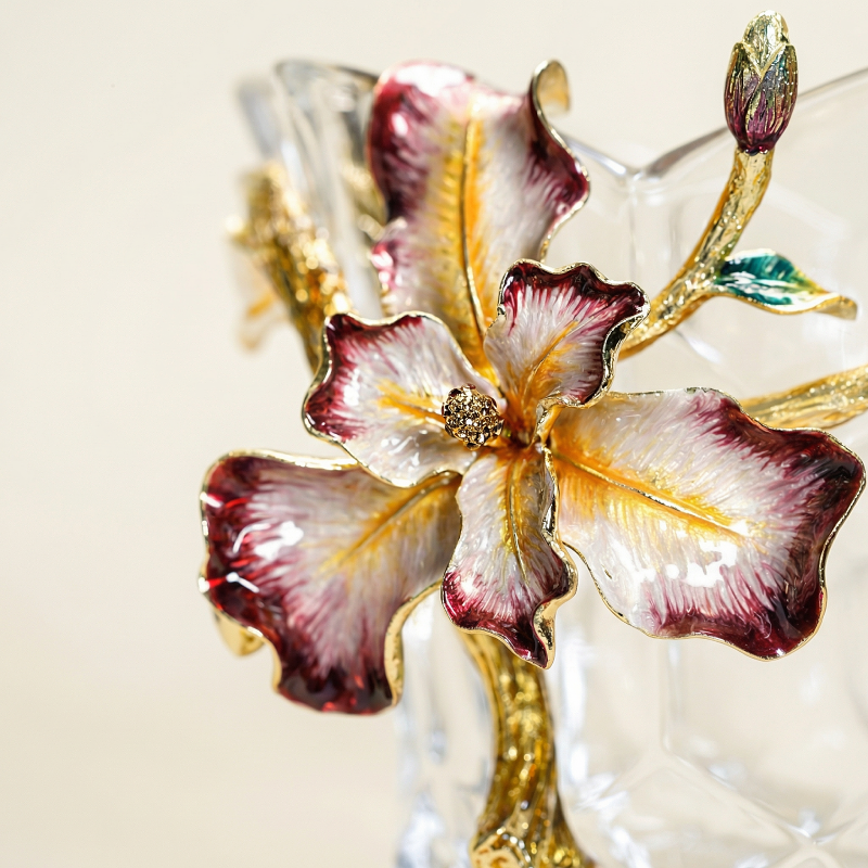 Vase verre transparent incrusté de fleurs iris colorées détail