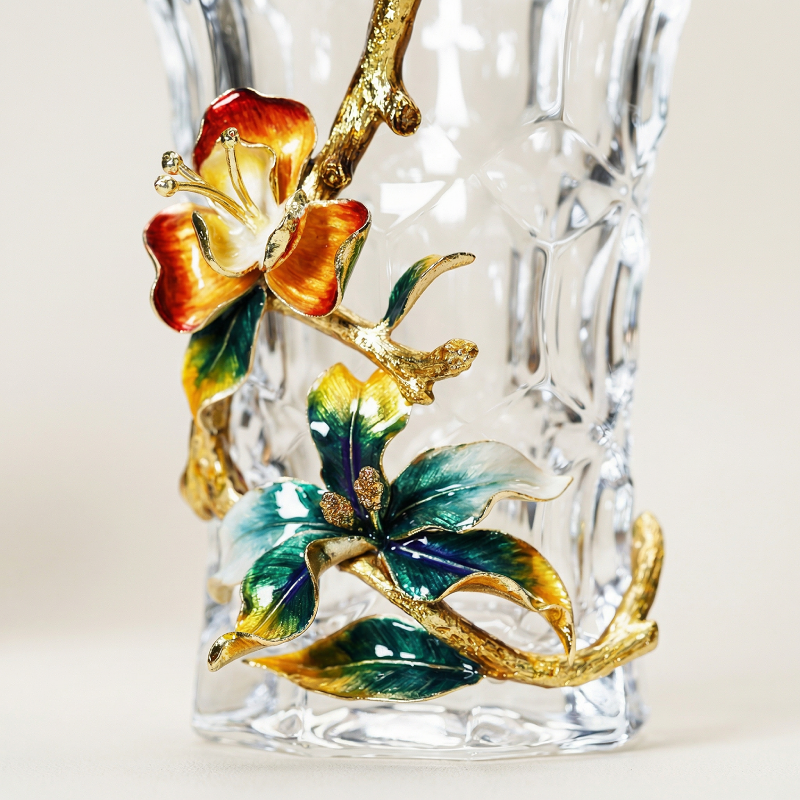Vase verre transparent incrusté de fleurs iris colorées détail bas