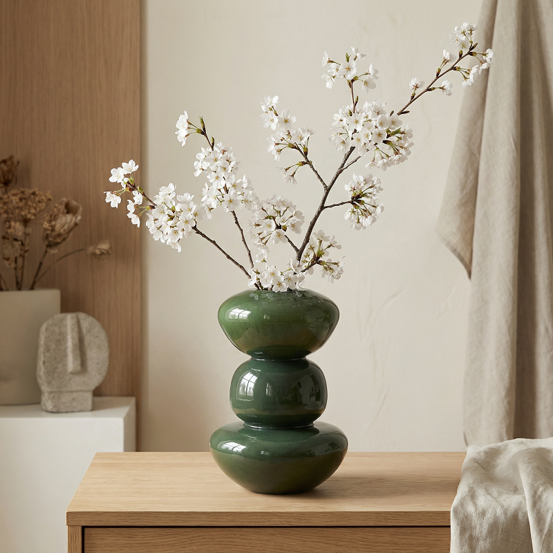 Vase verre vert foncé style Wabi-Sabi lifestyle