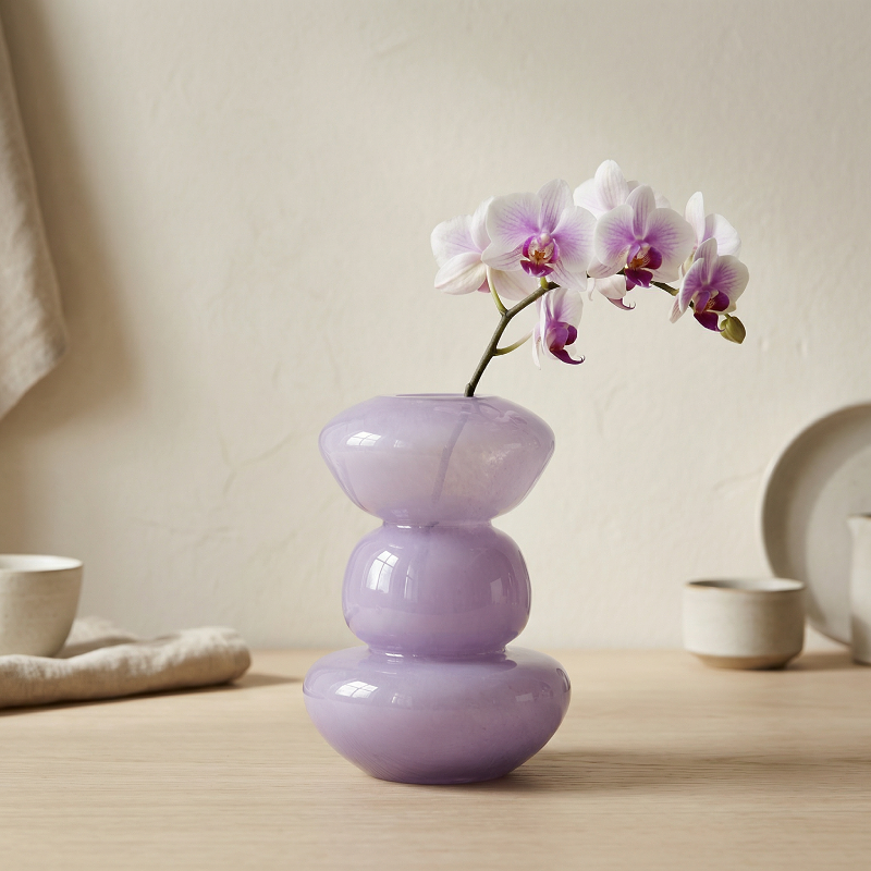 Vase verre violet style Wabi-Sabi lifestyle