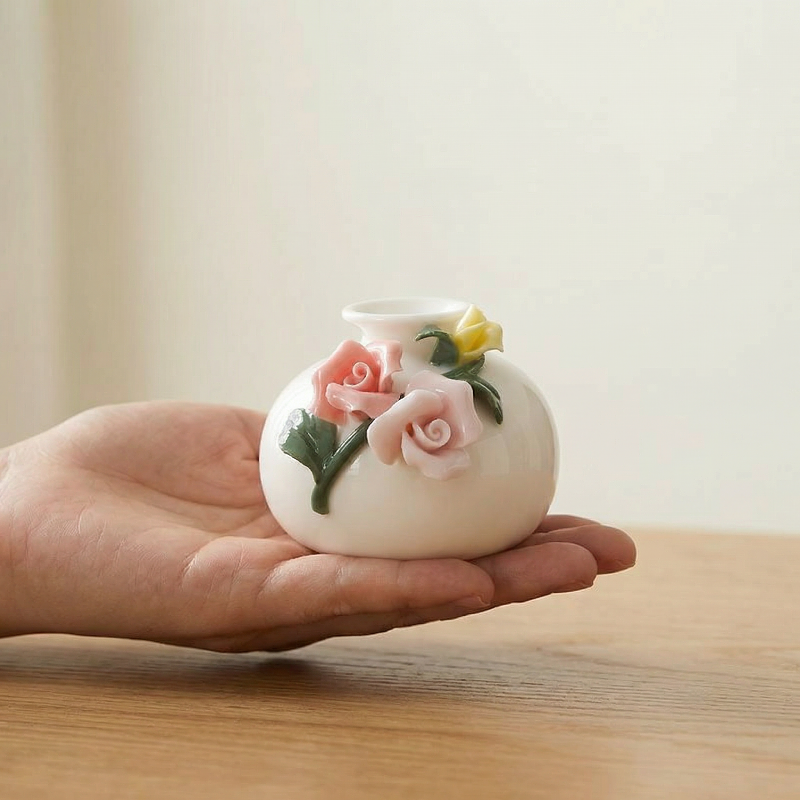Vases en céramique roses en relief