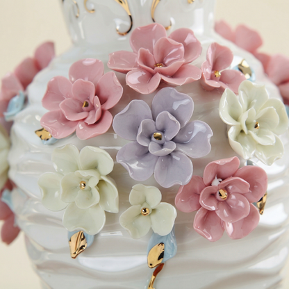 Vase en porcelaine blanche à fleurs en relief – Design romantique et détails dorés L'UNIVERS DU VASE