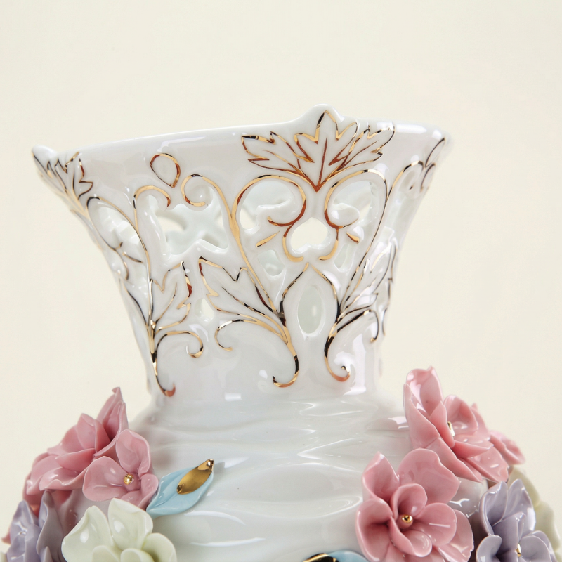 Vase en porcelaine blanche à fleurs en relief – Design romantique et détails dorés L'UNIVERS DU VASE