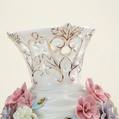 Vase en porcelaine blanche à fleurs en relief – Design romantique et détails dorés L'UNIVERS DU VASE