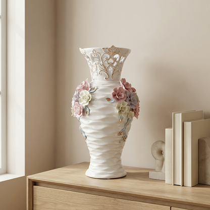 Vase en porcelaine blanche à fleurs en relief – Design romantique et détails dorés L'UNIVERS DU VASE