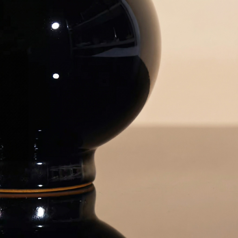 Vase en porcelaine noire et dorée – Design oriental élégant et finition brillante L'UNIVERS DU VASE