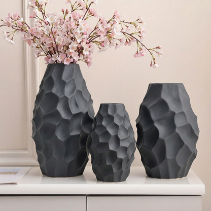 Vases céramique sculptée texturé noir lifestyle