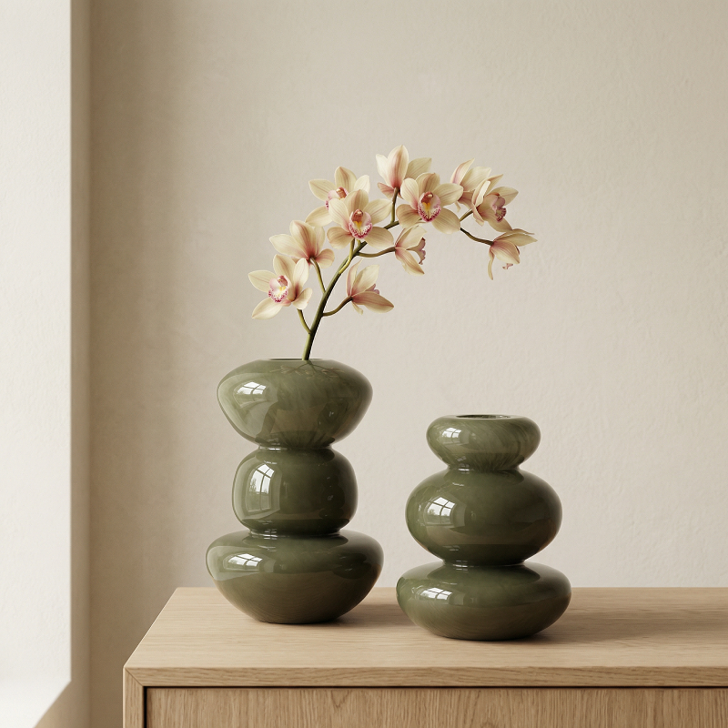 Vases verre vert foncé style Wabi-Sabi lifestyle