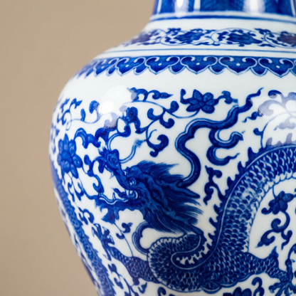 Vases en céramique bleu et blanc – Motifs dragons d’inspiration chinoise L'UNIVERS DU VASE