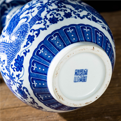 Vases en céramique bleu et blanc – Motifs dragons d’inspiration chinoise L'UNIVERS DU VASE